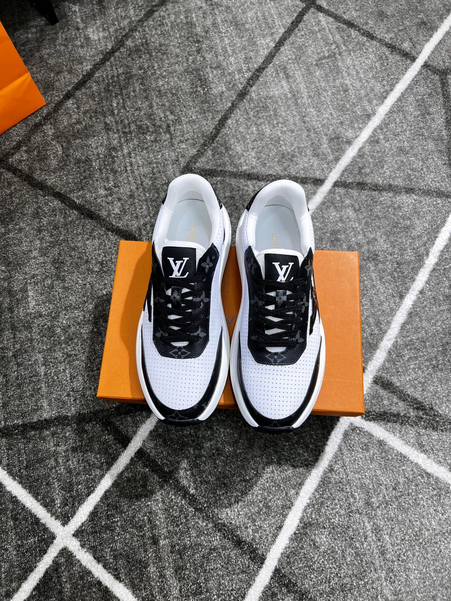 Factory price: 438 💰 LV new casual men's shoes 👉 👉 Fashionable and versatile, 💞 simple and elegant style, 🔊 made of imported cowhide, ☑️ breathable mesh lining, sheepskin feet, original wear-resistant rubber outsole, exclusive new style, actual shot, three colors available, code number: 38-44, (45 can be customized)